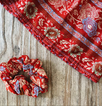 Load image into Gallery viewer, Lilou Scrunchie