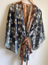 Load image into Gallery viewer, Short Kimono 𝚕𝚒𝚖𝚒𝚝𝚎𝚍 𝚎𝚍𝚒𝚝𝚒𝚘𝚗