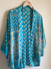 Load image into Gallery viewer, Short Kimono 𝚕𝚒𝚖𝚒𝚝𝚎𝚍 𝚎𝚍𝚒𝚝𝚒𝚘𝚗