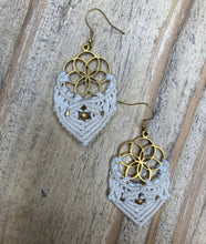 Load image into Gallery viewer, Macrame earrings