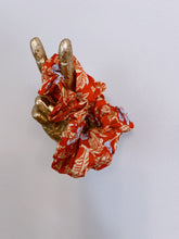 Load image into Gallery viewer, Lilou Scrunchie