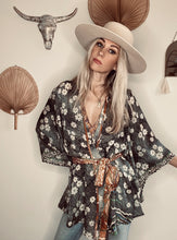 Load image into Gallery viewer, Short Kimono 𝚕𝚒𝚖𝚒𝚝𝚎𝚍 𝚎𝚍𝚒𝚝𝚒𝚘𝚗