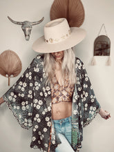 Load image into Gallery viewer, Short Kimono 𝚕𝚒𝚖𝚒𝚝𝚎𝚍 𝚎𝚍𝚒𝚝𝚒𝚘𝚗