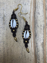 Load image into Gallery viewer, Macrame cowrie earrings