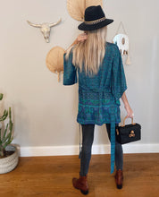 Load image into Gallery viewer, Short Kimono 𝚕𝚒𝚖𝚒𝚝𝚎𝚍 𝚎𝚍𝚒𝚝𝚒𝚘𝚗